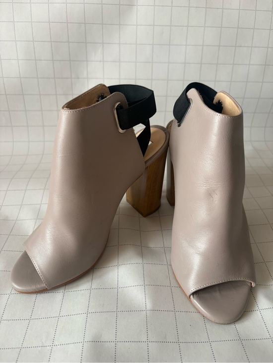 Shoes - 🤎 Elysess Made in Spain Taupe Block Heel Sandals — Size 6